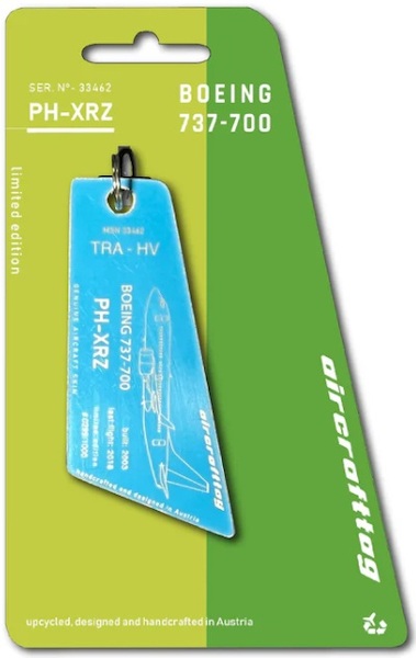 Keychain made of: Boeing 737 Transavia PH-XRZ light blue PH-XRZ-LB