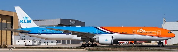 Boeing 777-300ER KLM "Orange Pride" PH-BVA 2023 detachable gear AV4212