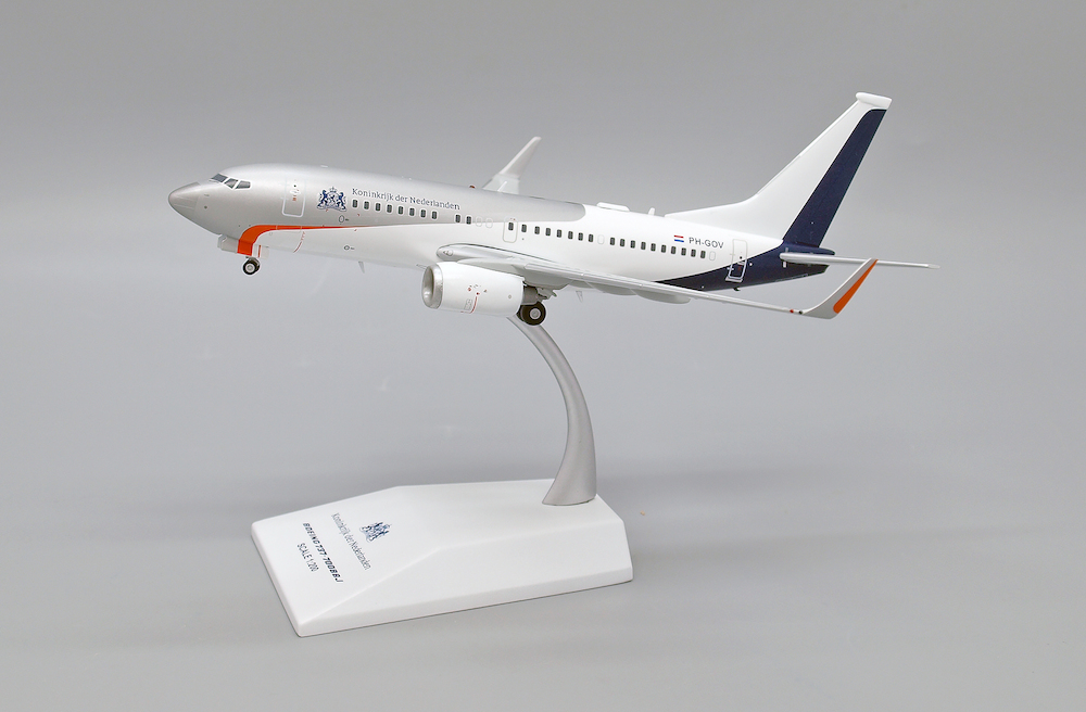 Modello Aereo In Plastica Boeing 737-700WW Government Of The Netherlands PH-GOV, Scala 1:200, Con Supporto, Lunghezza 17 Cm